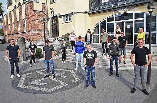 The new trainees of the Steuler Group in 2020 in front of the main entrance in Höhr-Grenzhausen