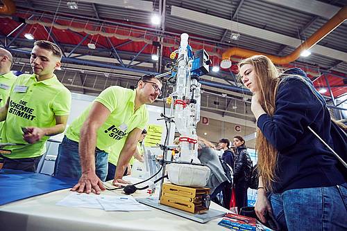 Steuler präsentiert naturwissenschaftliche Ausbildungsberufe bei den Studientagen in Koblenz